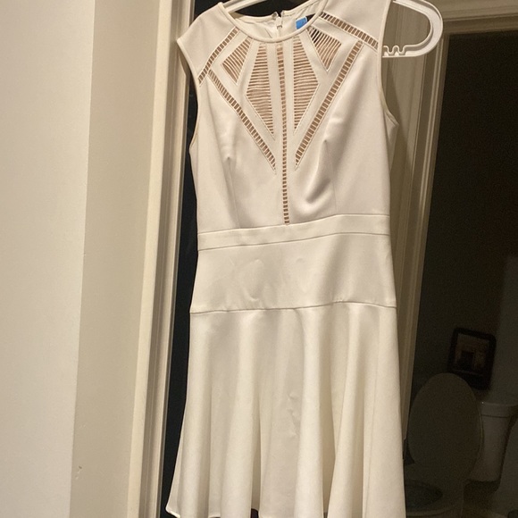 Gorgeous BCBG white dress that exudes class and elegance - Picture 2 of 3